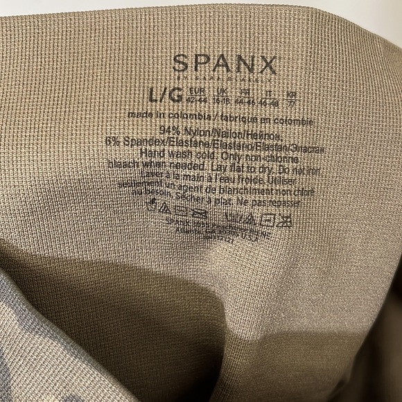 SPANX Look At Me Now Seamless Cropped Sage Camo Leggings Size L - Picture 4 of 4